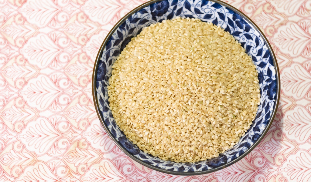 Тарелка кунжутных зерен на столе 