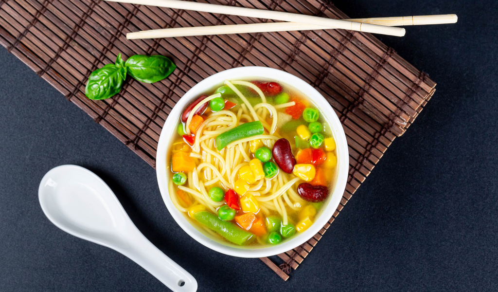 Аппетитный китайский суп с овощами