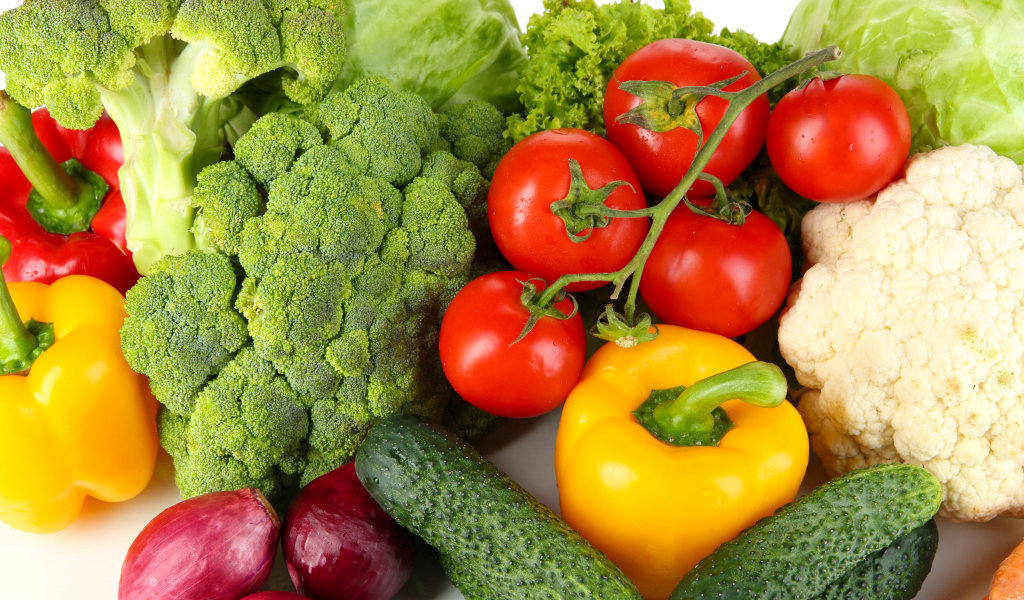 Аппетитные свежие овощи на белом фоне 