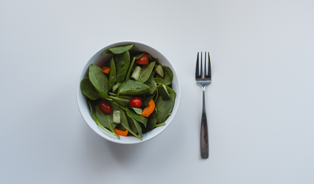 Салат из листьев базилика с огурцами и помидорами