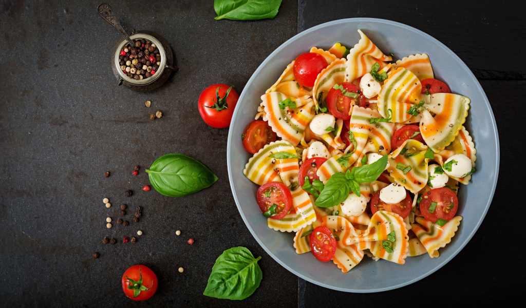 Красивые макароны бантики с помидорами 