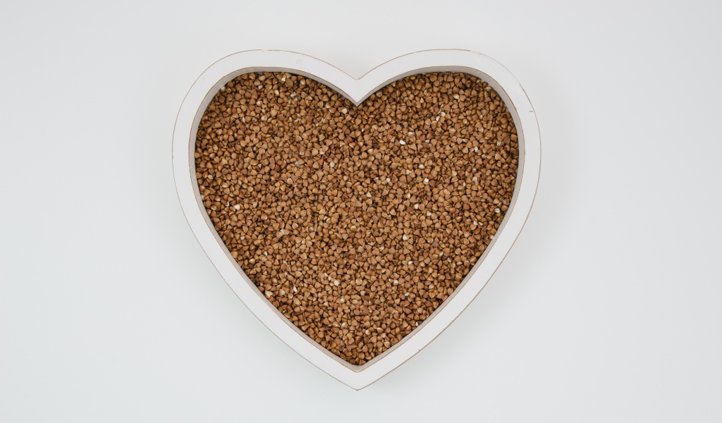 Большое белое сердце с гречневой крупой  