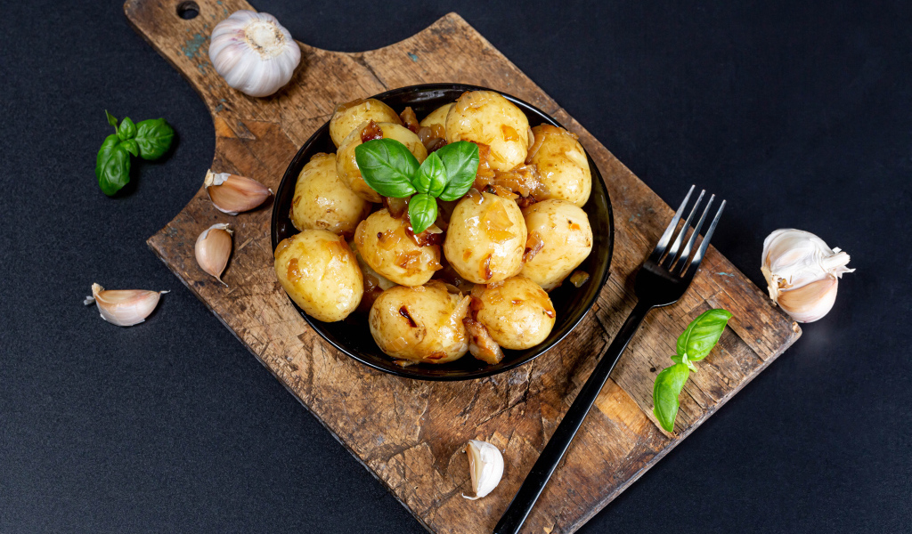 Вареный молодой картофель с чесноком и базиликом
