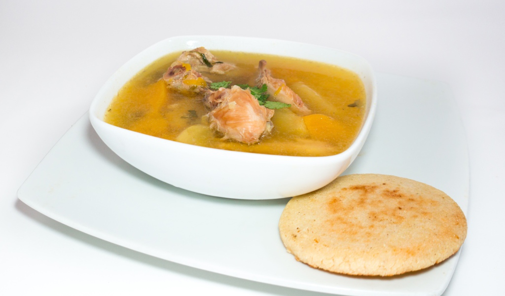 Куриный суп с лепешкой на столе