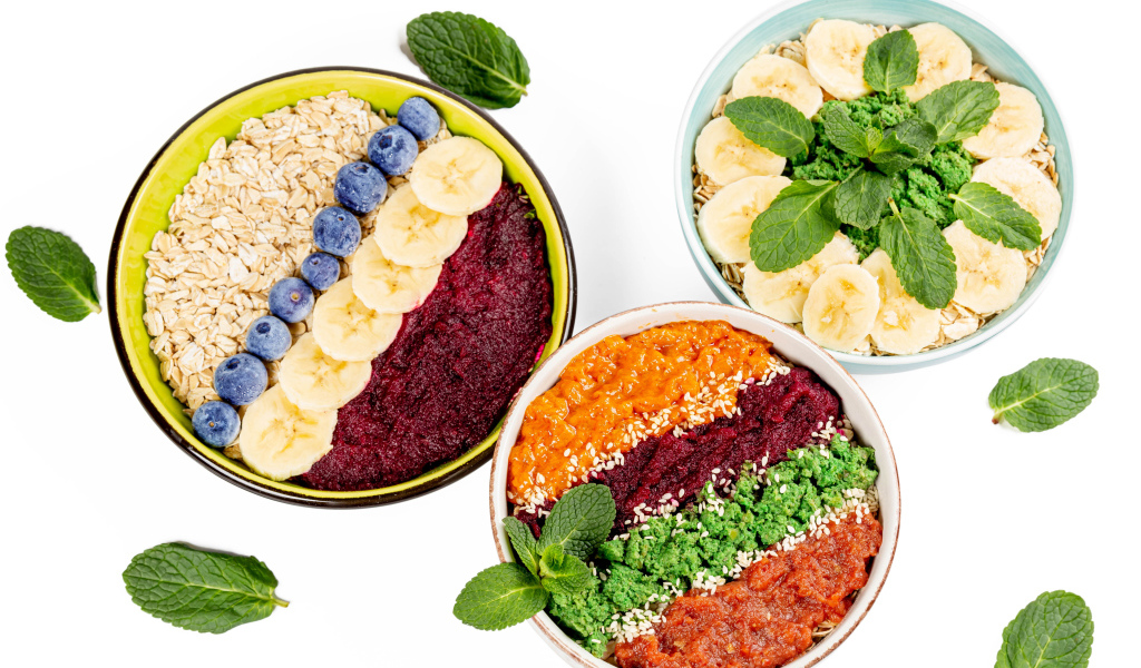 Вкусные полезные завтраки на белом фоне