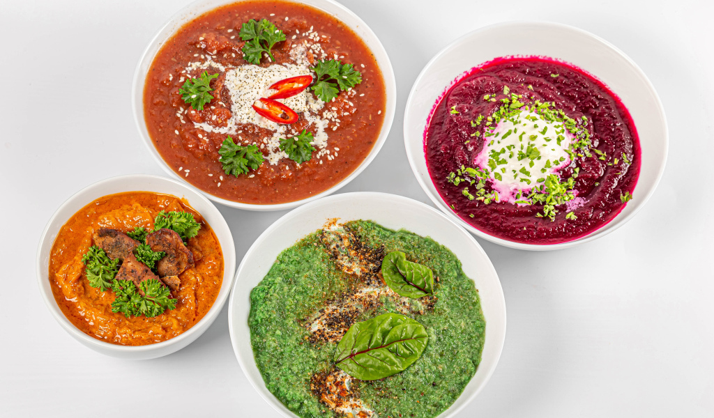 Разная икра из овощей на белом столе 