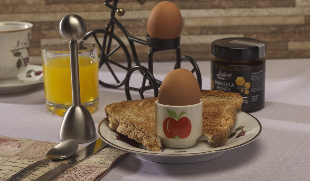 Яйца и хлеб с соком на завтрак 