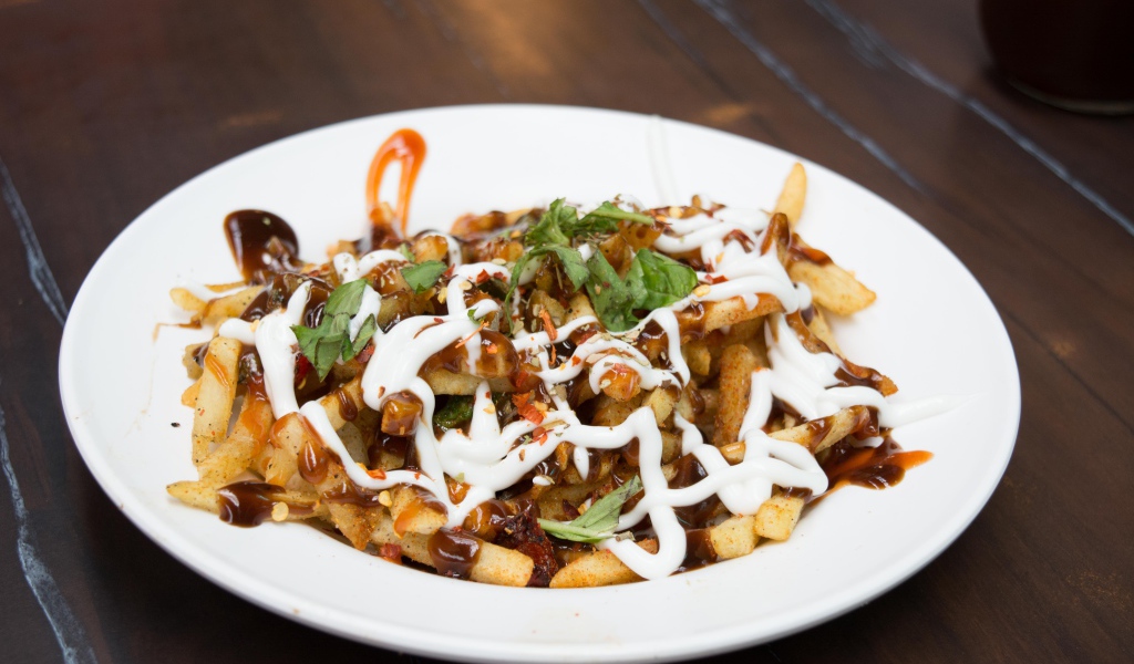 Картофель фри на тарелке с соусом и майонезом