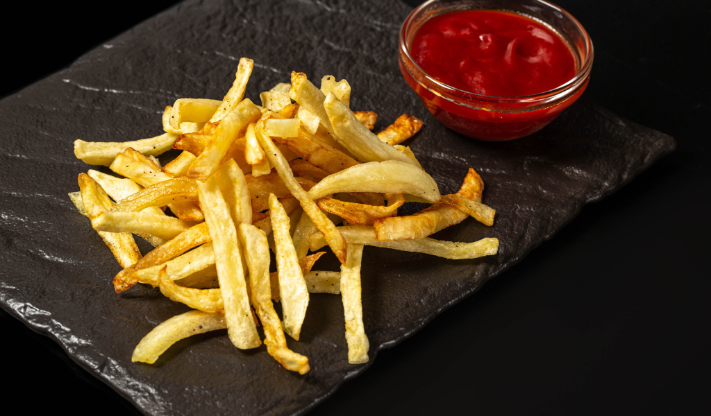Картофель фри на каменной плите с соусом 