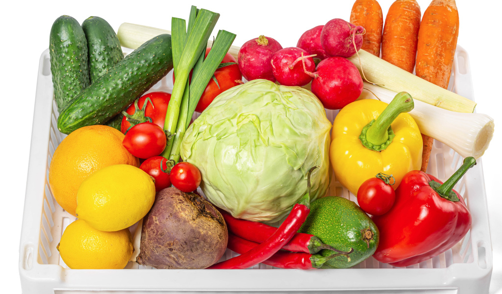 Свежие аппетитные овощи в ящике на белом фоне