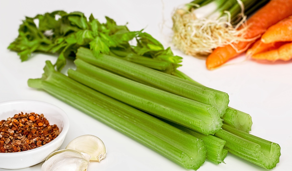 Свежий сельдерей на столе 
