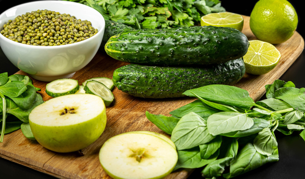 Свежие зеленые овощи и зелень на столе