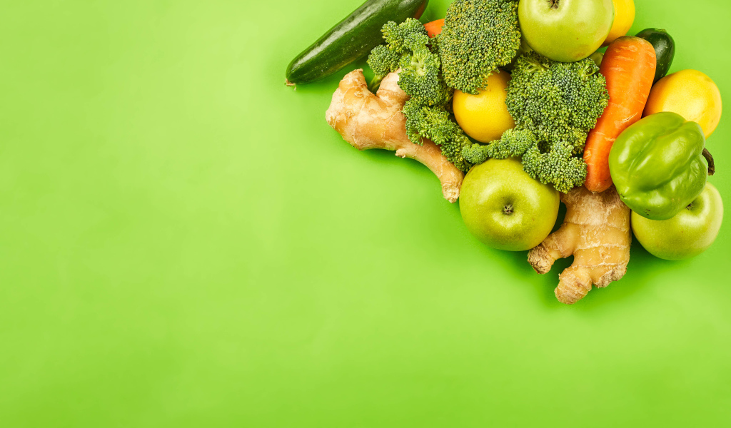 Свежие овощи на салатовом фоне