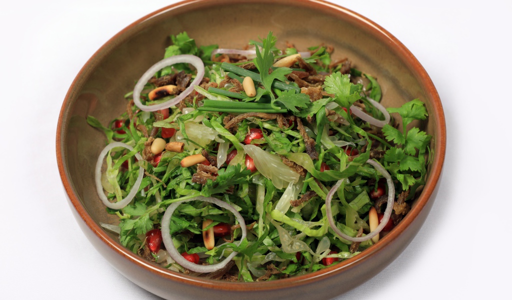 Салат из зелени с мясом на сером фоне