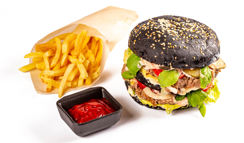 Гамбургер с картофелем фри и кетчупом на белом фоне