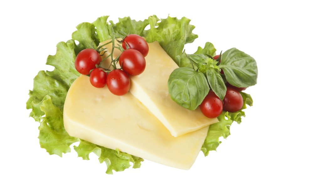 Твердый сыр, листья салата, помидоры и базилик на белом фоне