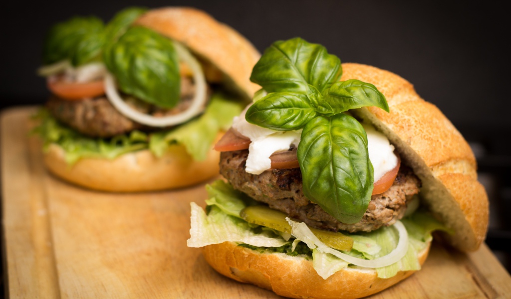Домашние гамбургеры с котлетой и листьями базилика