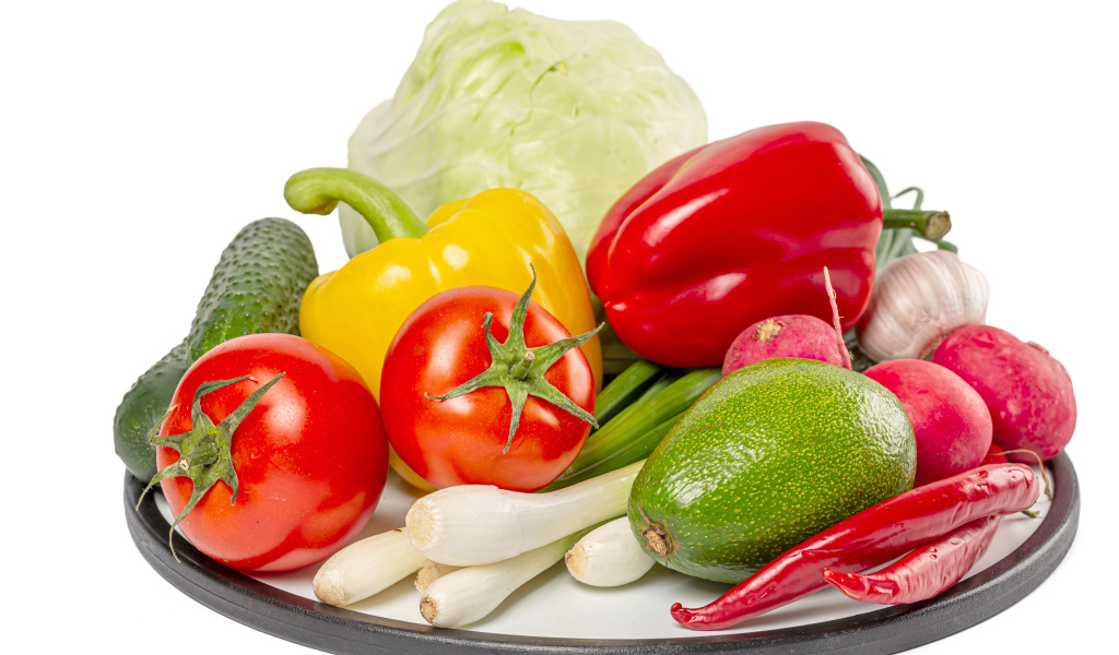 Домашние овощи  на тарелке на белом фоне