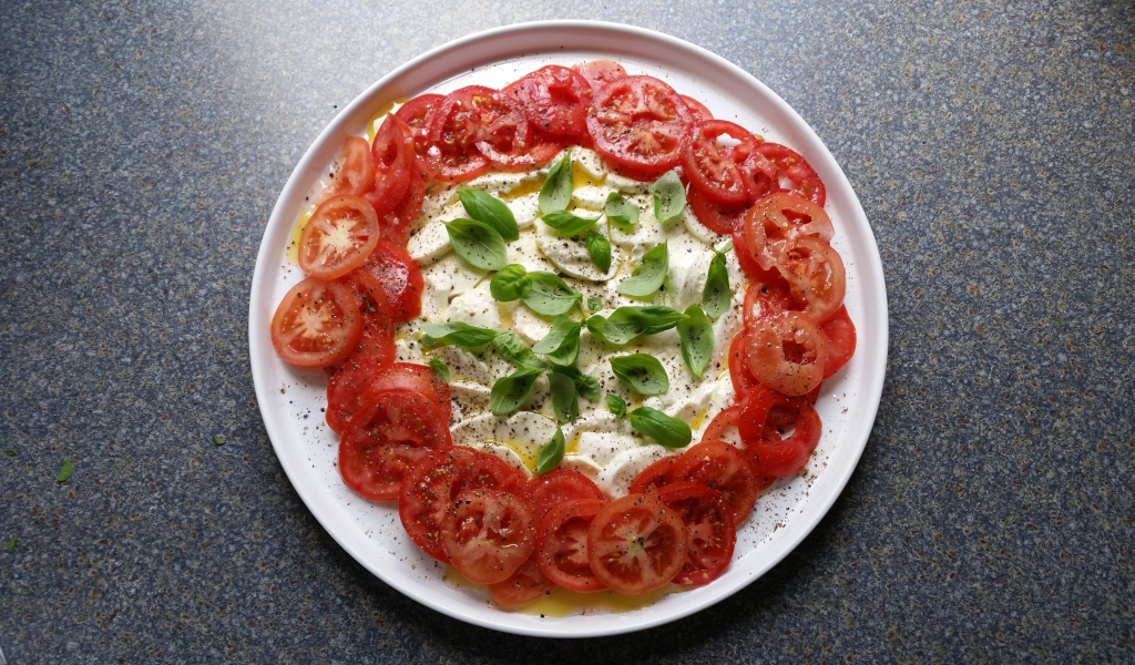 Итальянский сыр моцарелла с помидорами и базиликом
