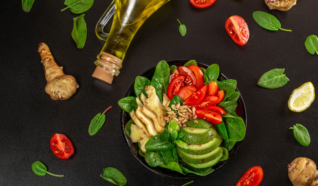 Топинамбур с листьями базилика, авокадо и помидорами 