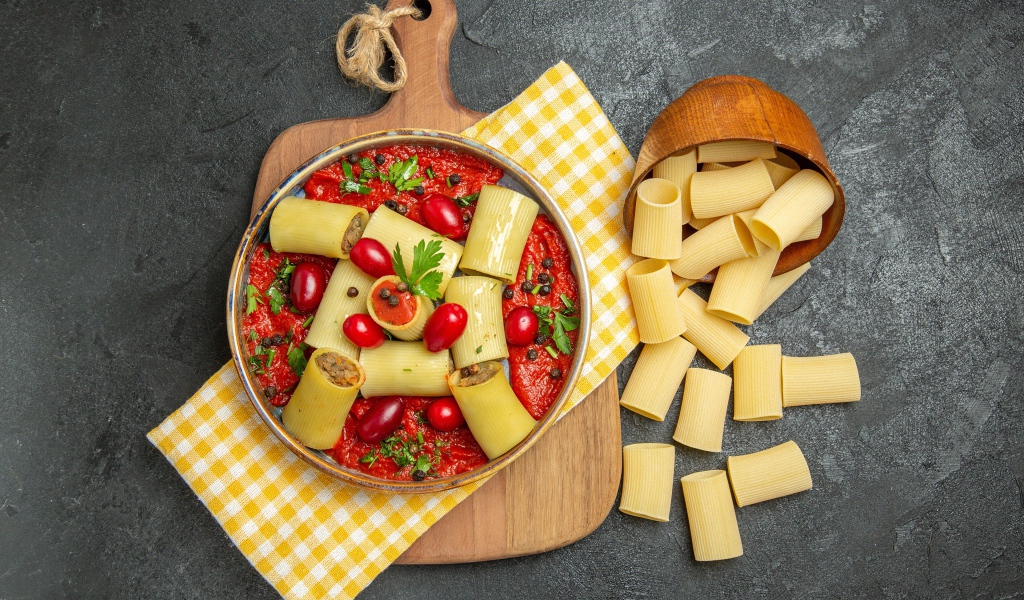 Большая паста с фаршем и соусом в тарелке 