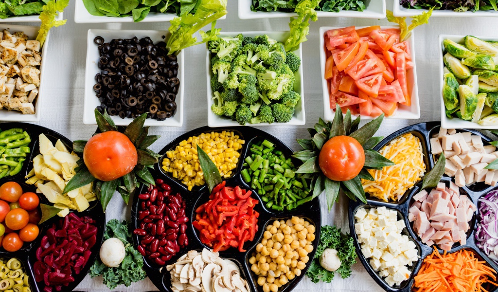 Много вкусных свежих овощей на столе 