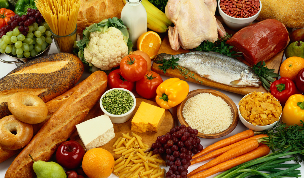 Много свежих продуктов на столе 