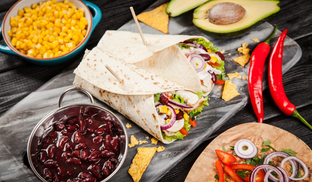 Мексиканский фаст фуд на столе