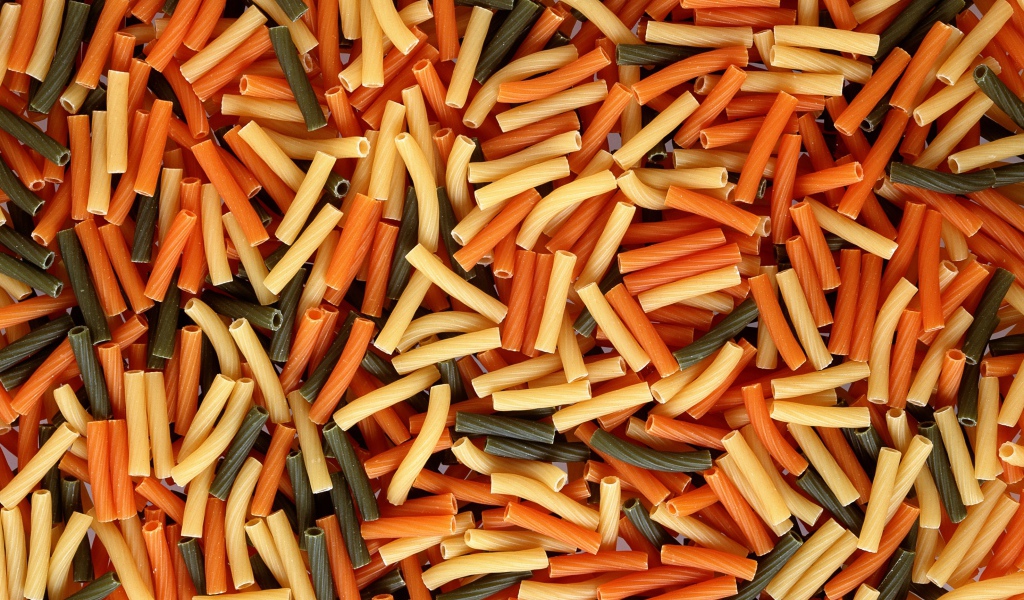 Разноцветные макароны крупным планом