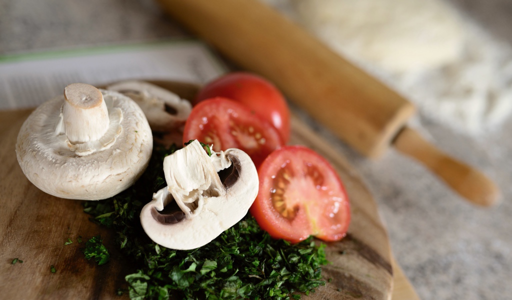 Кусочки помидора с зеленью и шампиньонами 