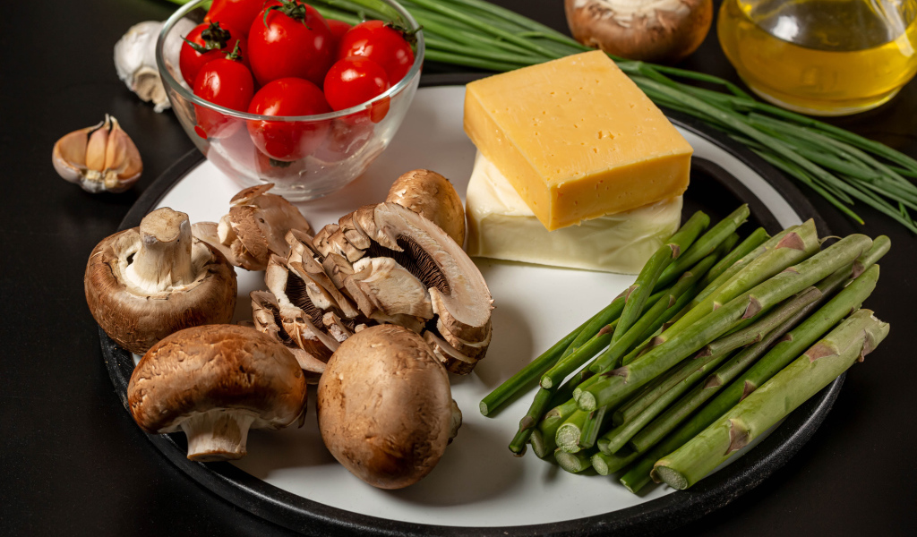 Тарелка с шампиньонами, сыром, помидорами и  спаржей 