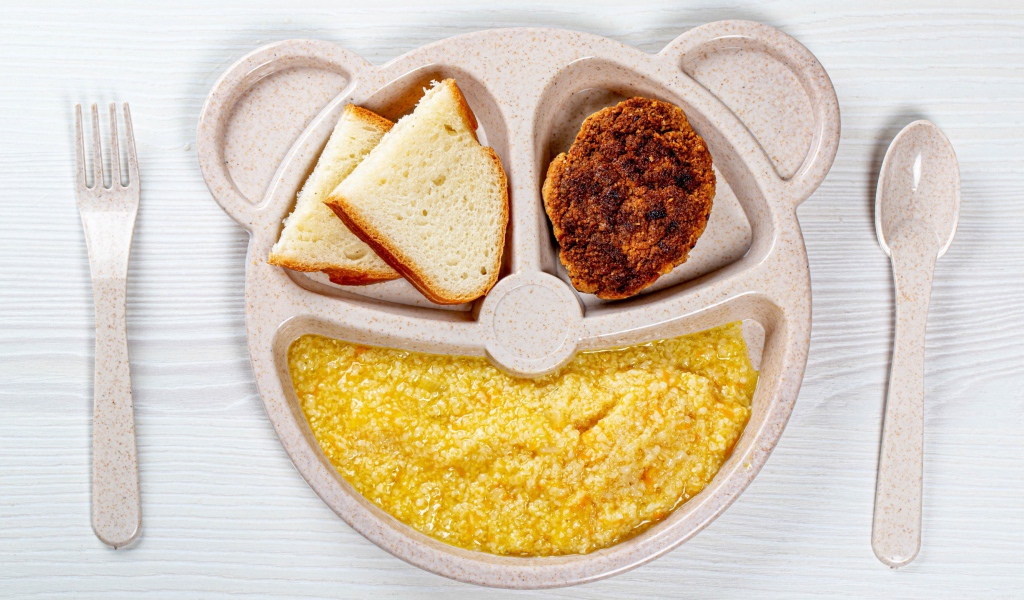 Каша,  хлеб и котлета для ребенка 