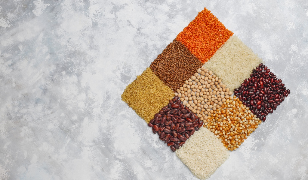 Ромб из разных видов крупы на сером фоне 