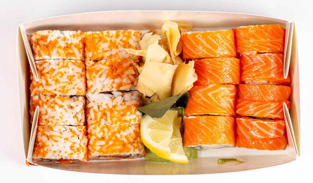 Роллы с имбирем и лимоном в лотке