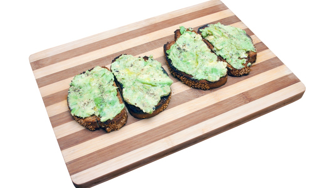 Бутерброды с черного хлеба на доске на белом фоне