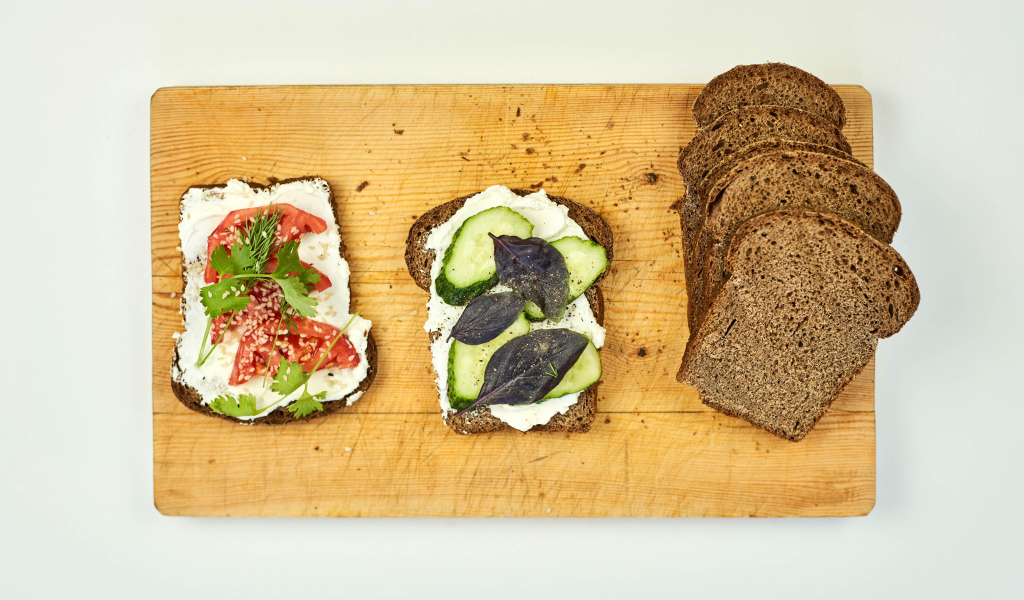 Бутерброды с черным хлебом на столе