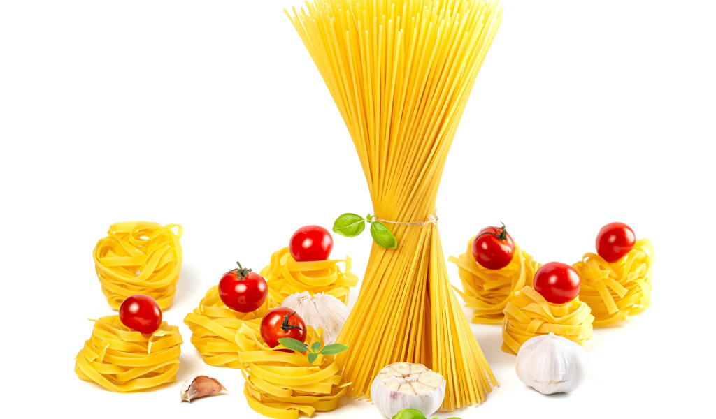 Спагетти и макароны с помидорами на белом фоне 