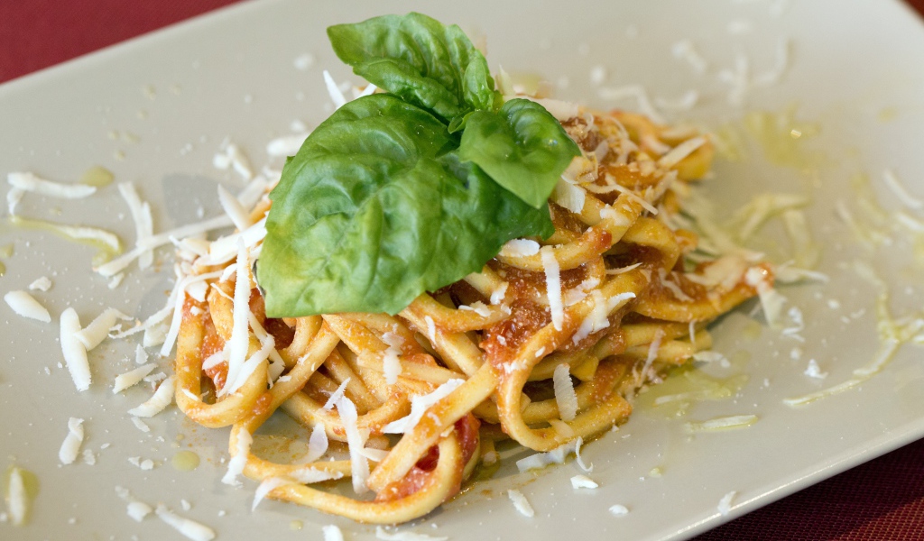Спагетти с сыром и листьями базилика 