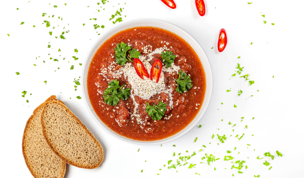 Острая аджика с хлебом на белом фоне