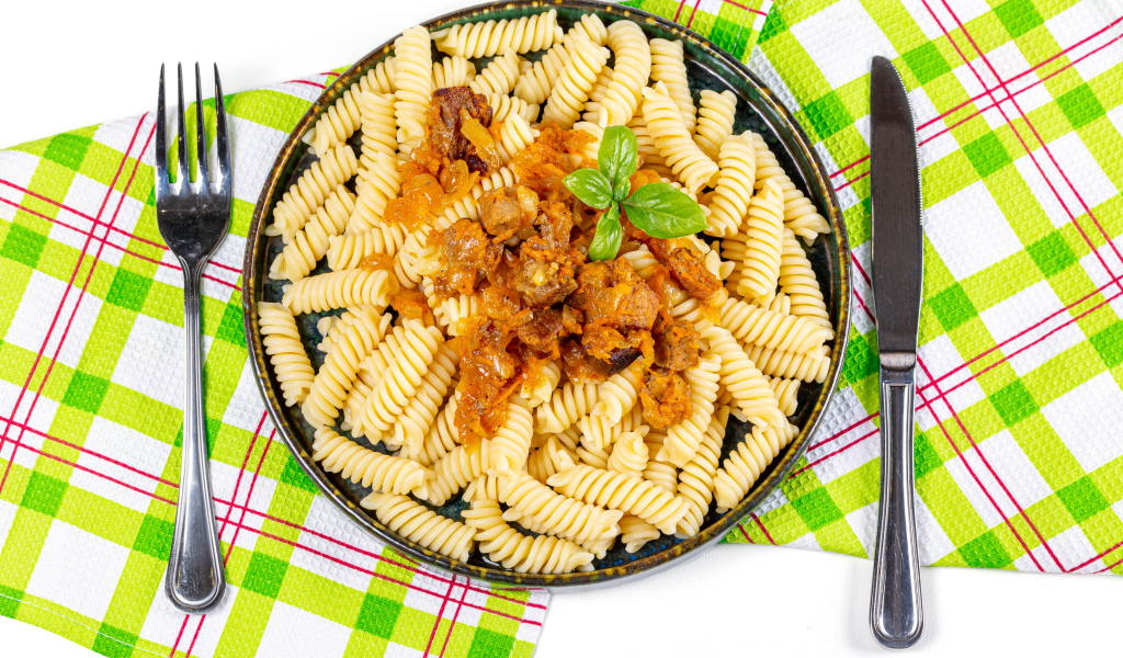 Макароны спираль с мясом на тарелке