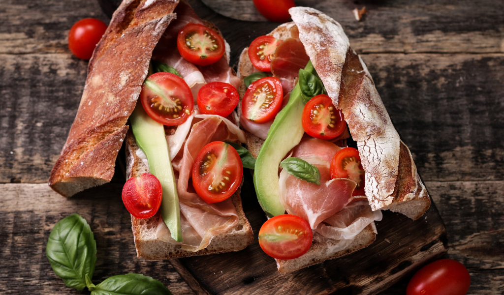 Бутерброды с помидорами, авокадо и беконом