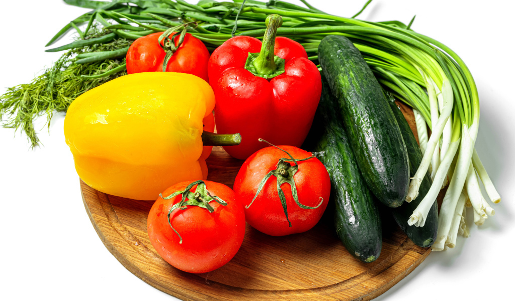 Помидоры, болгарский перец, огурцы и зелень на белом фоне