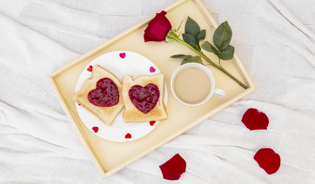 Два тоста с джемом на разносе с розой и кофе