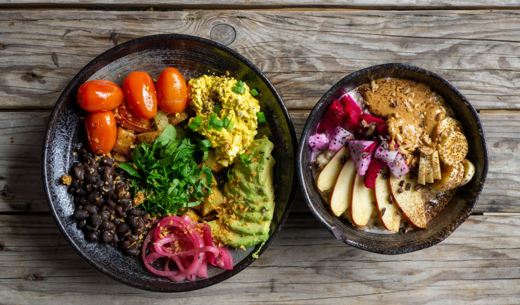 Вегетарианские блюда в тарелке на столе