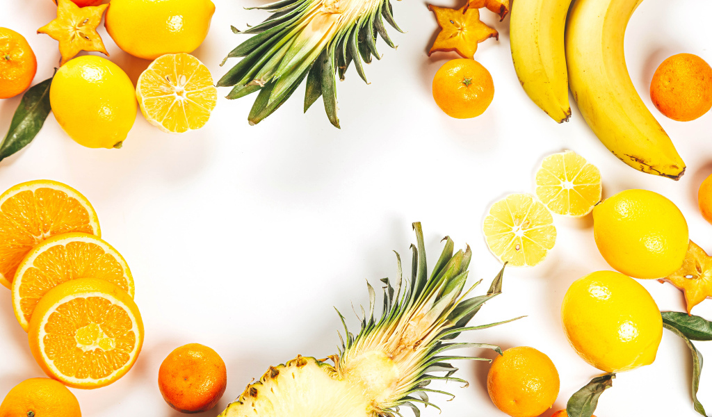 Аппетитные цитрусовые фрукты на белом фоне