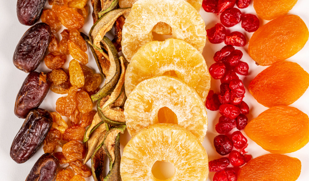 Аппетитные сухофрукты на белом фоне