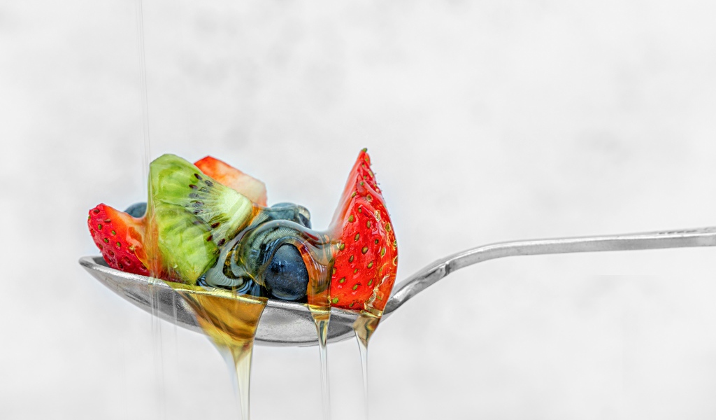 Ягоды в меде на ложке 