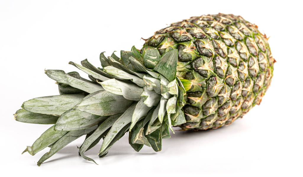 Большой ананас на белом фоне