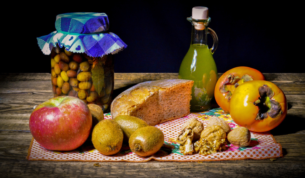 Хлеб с фруктами на столе с вареньем и орехами 