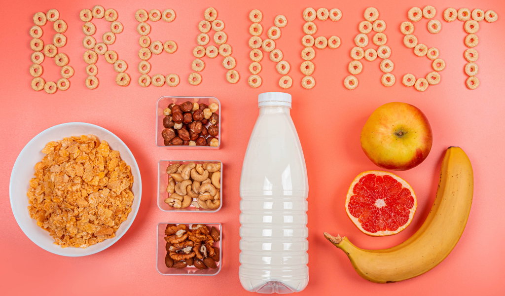 Хлопья, орехи, молоко и бананы на завтрак